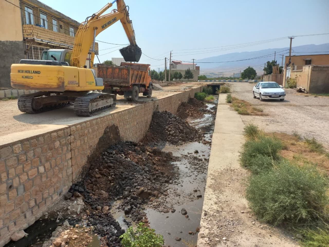 لایه روبی مسیل محله رنگینی شهر لومار